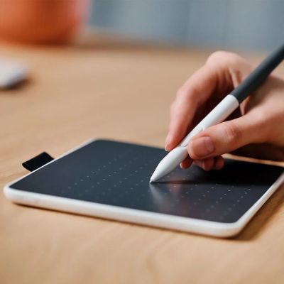 5. Wacom Intuos One Medium 216x135mm Grafiktablett USB/Bluetooth Grau/Weiß CTC6110WLW1B