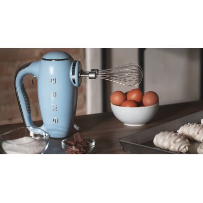 14. Smeg HMF01PBEU Retro-Handmixer im 50er-Jahre-Stil, Pastellblau