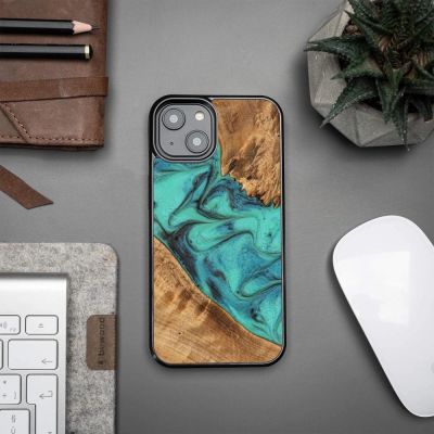 2. Hülle aus Holz und Harz für iPhone 15 Plus Bewood Unique Türkis – Türkis und Schwarz
