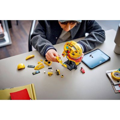 24. LEGO Editions 43022 – Lewis Hamilton Scuderia Ferrari HP Helm