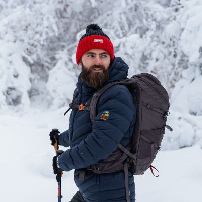 4. Alpinus Matind Hut Rot grau-rot A8-R