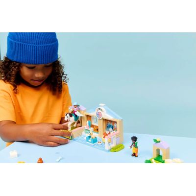 8. LEGO Friends 42696 Tierklinik