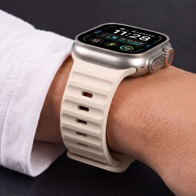 6. Tech-Protect Silikonarmband für Apple Watch 44 / 45 / 46 / 49 mm – Beige