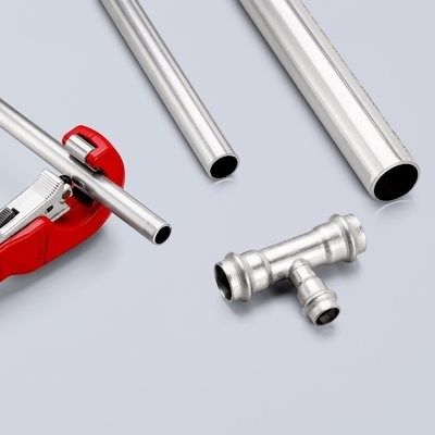 8. Knipex 90 31 02 SB Handrohrschneider