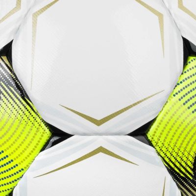 4. Wähle FB Royale v26 FIFA Basic Football Weiß, Blau und Gelb 110053