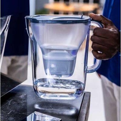 6. Brita Essential XL Wasserkanister + 3 Filterkartuschen, dunkelblau