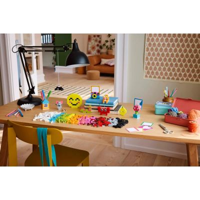 11. LEGO CLASSIC 11042 Kreative Glücksbox