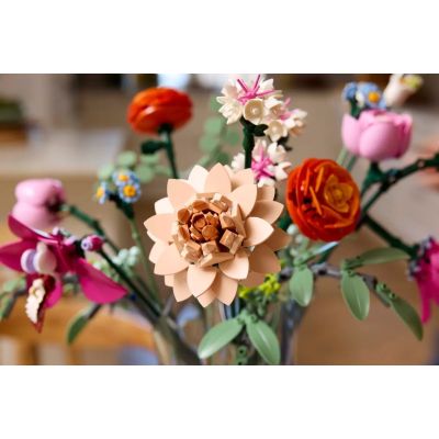 21. LEGO ICONS 10342 Botanik – Wunderschöner Strauß rosa Blüten