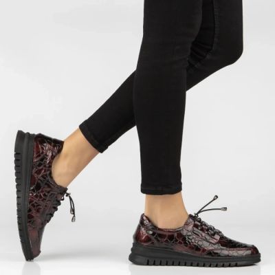 6. Damen-Halbnoten aus Leder mit Keilabsatz, lackiertes Krokodilleder in Burgunderrot, Filippo DP8102