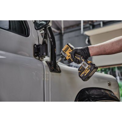 10. DEWALT DCF850NT-XJ Akku-Schlagschrauber 1/4" 18V Schwarz, Gelb