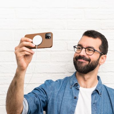 4. Dux Ducis Grit Ledertasche für iPhone 14 Plus Elegante Kunstlederhülle (MagSafe-kompatibel) Braun