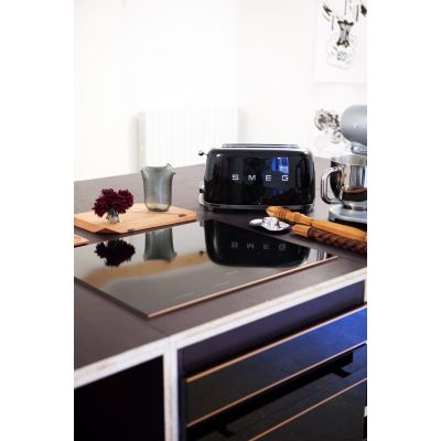 8. Smeg TSF02BLEU Toaster, schwarz, 4 Scheiben, Metallgehäuse