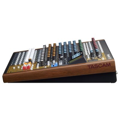 15. Tascam Modell 12 – 10-Kanal-Mischpult mit 12-Spur-Recorder
