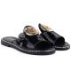 4. Schwarze Damen-Flip-Flops aus Lackleder mit Verzierung M.Daszyński MR2266-5
