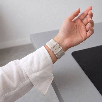 5. Tech-Protect Nylon-Armband mit Verschluss für Samsung Galaxy Watch 40/44/46 mm – Beige