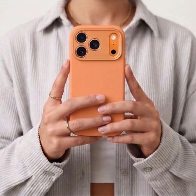 7. Tech-Protect Uniq MagSafe CC Hülle für iPhone 18 Pro / 17 Pro – Orange