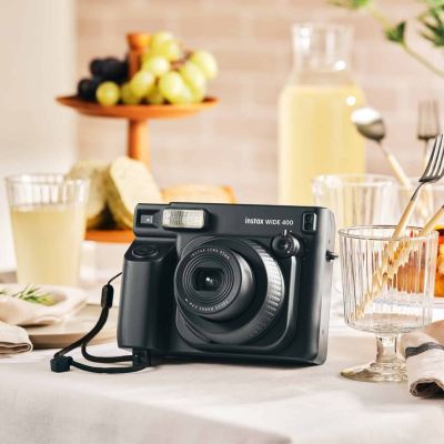 9. Fujifilm Instax Wide 400 62 x 99 mm Schwarz