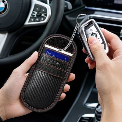 5. Tech-Protect KLR100 RFID-Diebstahlschutzhülle – schwarz und rot
