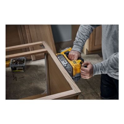 7. DeWALT DCW220NT-XJ Tragbarer Bandschleifer, Schwarz, Gelb