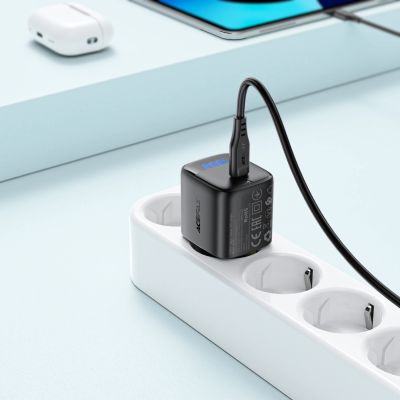 7. Acefast A113 GaN PD 20W USB-C Wandladegerät mit Display mit USB-C Kabel - Schwarz