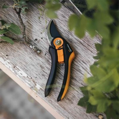 3. Fiskars Plus SmartFit P541 Bypass-Gartenschere, Schwarz, Orange