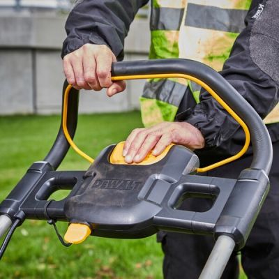 7. DeWalt DCMW564P2-QW Akku-Rasenmäher (480 mm)