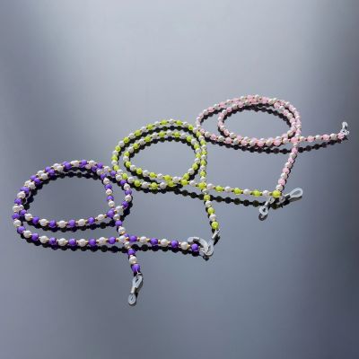 4. Eine Kette für Gläser, Perlen, ein orangefarbener Anhänger