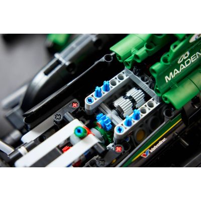 10. LEGO Technic 42240 - Aston Martin Aramco AMR25 Formel-1-Rennwagen