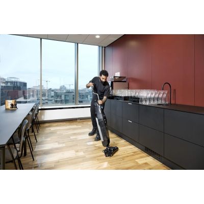 9. NILFISK Kompakte, vertikale, akkubetriebene Waschmaschine mit Lithium-Ionen-Technologie (HIT) 58002000
