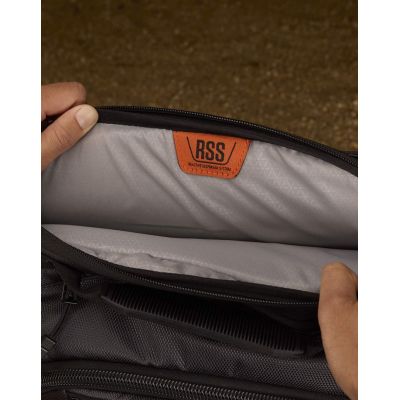 4. OGIO Rucksack Gambit DNA Schwarz A20260_B0074_NA