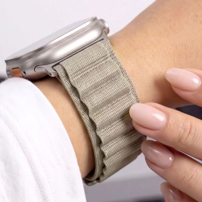 8. Tech-Protect Nylon Pro Armband für Apple Watch 44 / 45 / 46 / 49 mm – beige-olivfarben