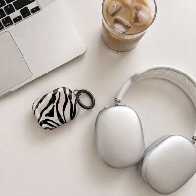 8. Tech-Protect Lamano Hülle für AirPods Pro 3 – schwarz und beige