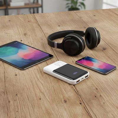 8. EVERACTIVE Powerbank 10.000 mAh, 2x USB, 1x USB-C 22,5 W, QC4+, LCD, Weiß EB-10Q