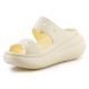 3. Crocs Classic Crush Sandale Buttercreme 207670-76O