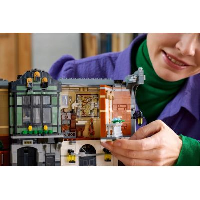 15. LEGO ICONS 10351 Sherlock Holmes: Bücherecke
