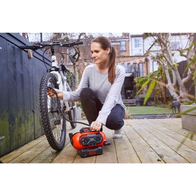 6. BDCINF18N Black+Decker Akku-Kompressor