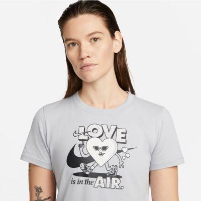 3. Nike Sportswear T-Shirt W DN5878 063