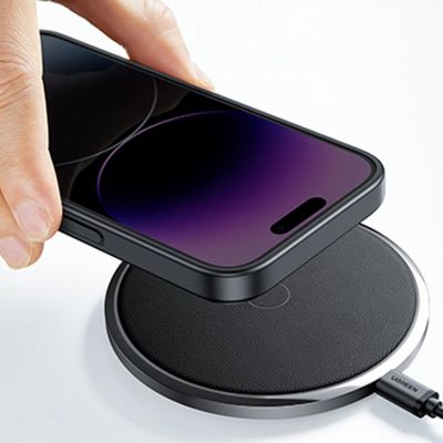 9. Ugreen LP635 Kickstand Schutzhülle Hardcover mit Gelrahmen und integriertem Ständer für iPhone 14 Pro Schwarz (90926)