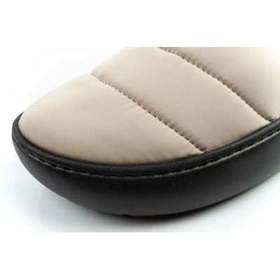 6. Crocs Herren-Hausschuhe Classic Puff Moc Hausschuhe beige isoliert