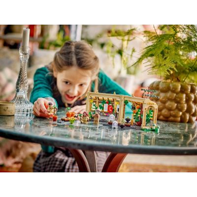 8. LEGO Harry Potter 76445 Schloss Hogwarts: Kräuterkundeunterricht