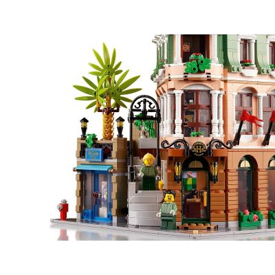 4. LEGO Creator Expert 10297 Boutique-Hotel