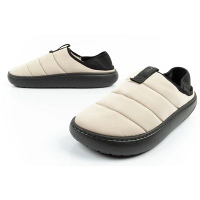 8. Crocs Herren-Hausschuhe Classic Puff Moc Hausschuhe beige isoliert