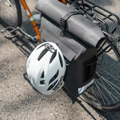 3. Rockbros Fahrradtasche mit Rucksackfunktion, wasserdicht, mit Helmbefestigung 18l - Schwarz