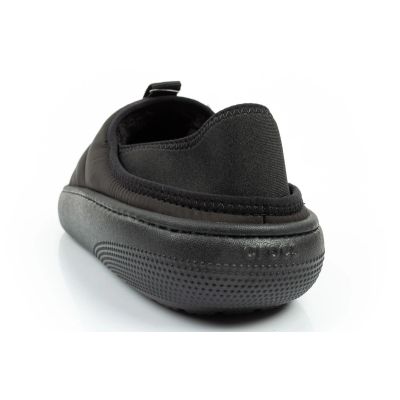 5. Crocs Herren-Hausschuhe Classic Puff Moc Hausschuhe schwarz isoliert