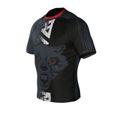3. Der Kompressions-Rashguard „Wolf“ besteht aus DBX MORE DRY XL-Material.