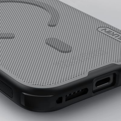 8. Nillkin Super Frosted Shield Pro MagSafe-kompatible Hülle für iPhone 17 Pro – Transparent Schwarz