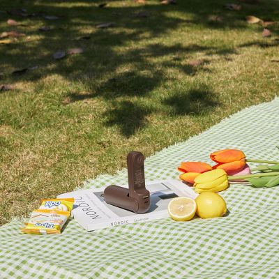 4. Jisulife Handventilator Life8 Plus, tragbarer USB-Ventilator mit Powerbank-Funktion 4500 mAh und Taschenlampe – Braun