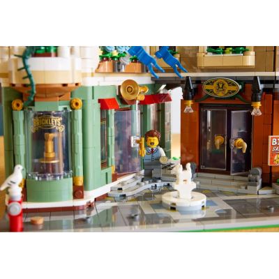 18. LEGO Icons 11371 – Einkaufsstraße