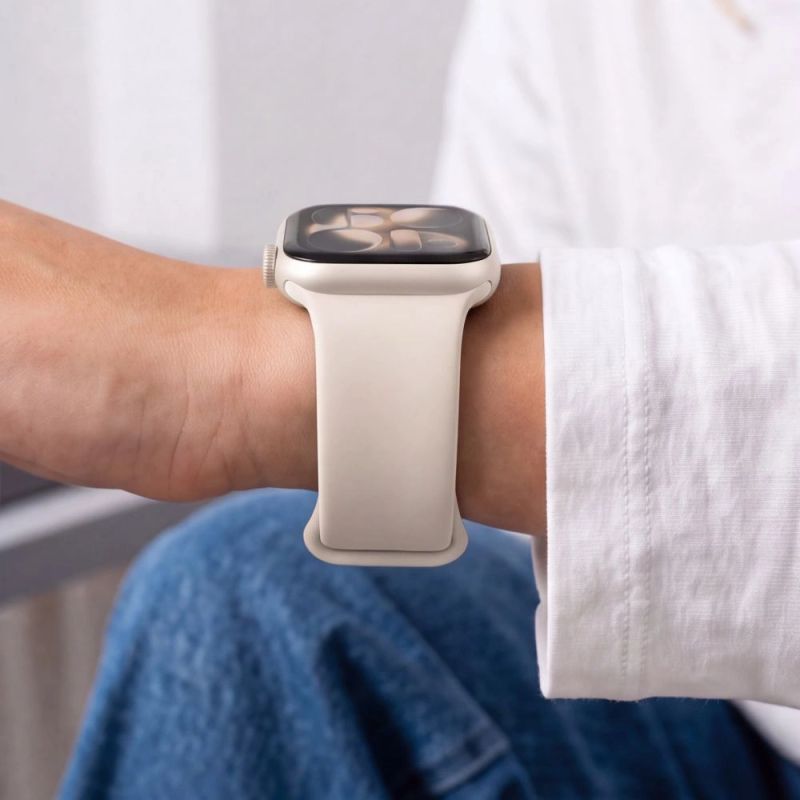 6. Tech-Protect Silikonarmband für Apple Watch 44 / 45 / 46 / 49 mm – Beige