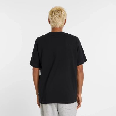 14. New Balance – T-Shirt „Reimagined Graphic M“ MT51506BK